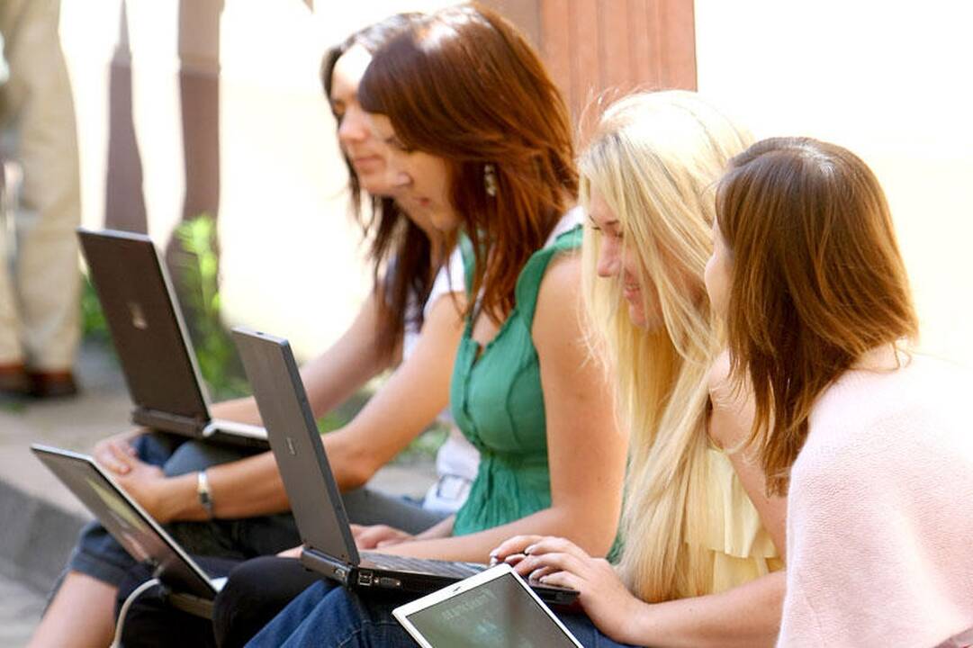 Aukštųjų mokyklų absolventų pernai sumažėjo 4 procentais