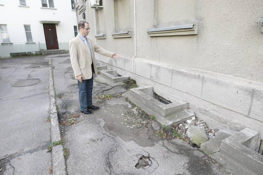 Dėl įgriuvos įskilo daugiabučio namo fasadas