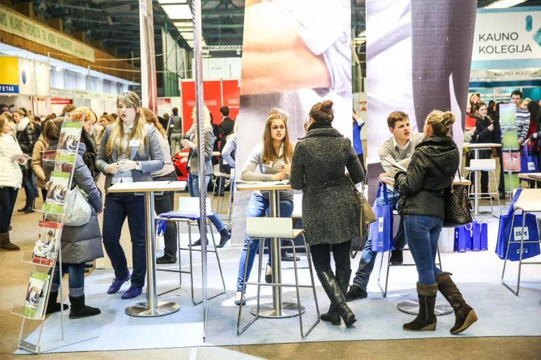 Aukštųjų mokyklų mugėje moksleivius labiausiai domino nemokami mokslai