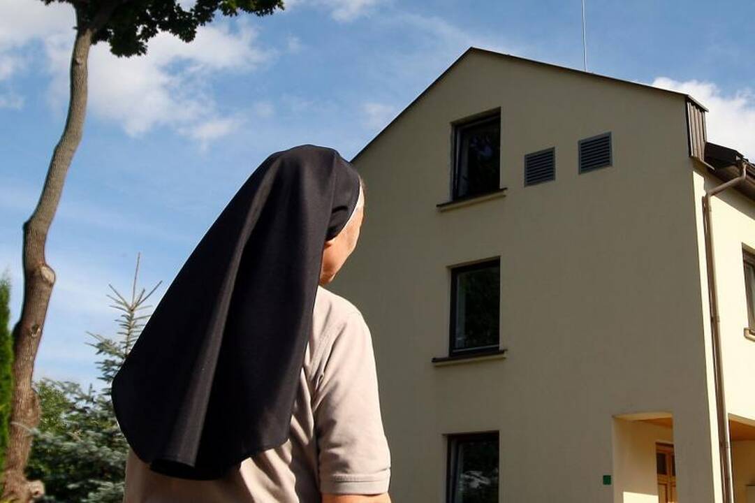 Popiežius paragino vienuoles netapti „senmergėmis“