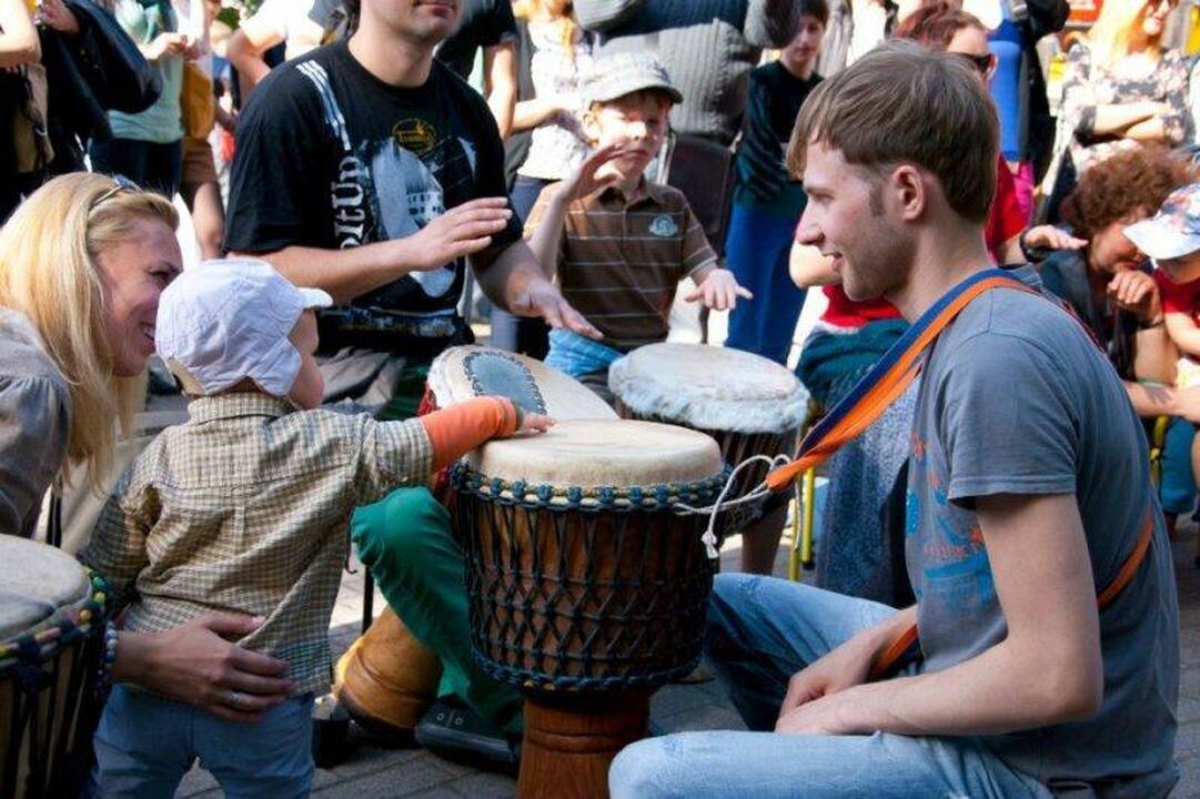 Vakarų Afrikos mokykla kviečia į būgnų pamokas