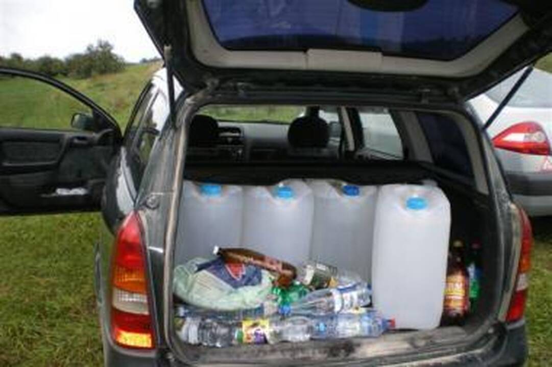 Moteris automobiliu gabeno 230 litrų spirito