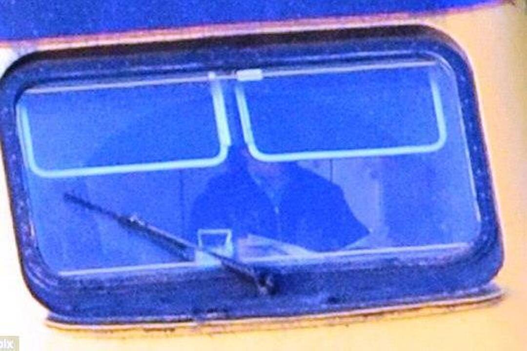 Traukinio mašinistas neteko darbo, nes skaitė laikraštį