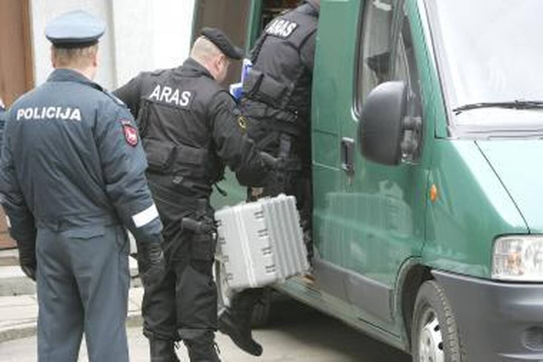 Į policijos nuovadą atnešta įtartina kuprinė