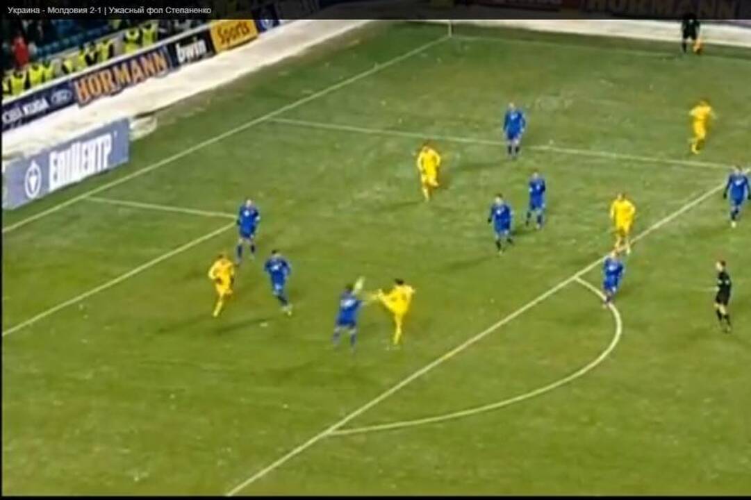 Futbolo aikštėje - dar vienas kung fu smūgis į galvą