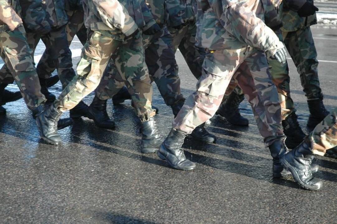 Garbės kuopos eilinis šlapinosi viešoje vietoje
