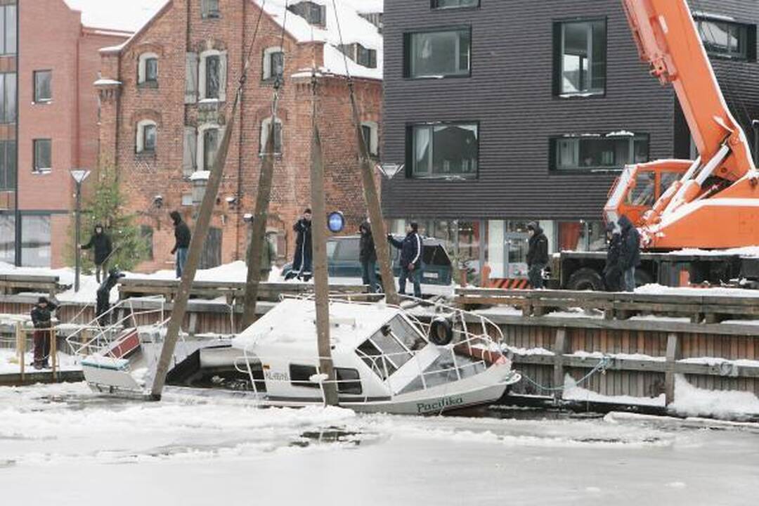 Iš Danės traukiamas nuskendęs laivas