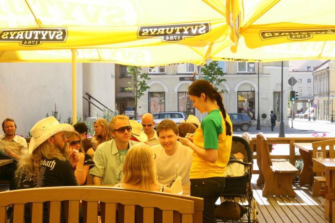 Lauko kavinės klesti net ir lietingą vasarą