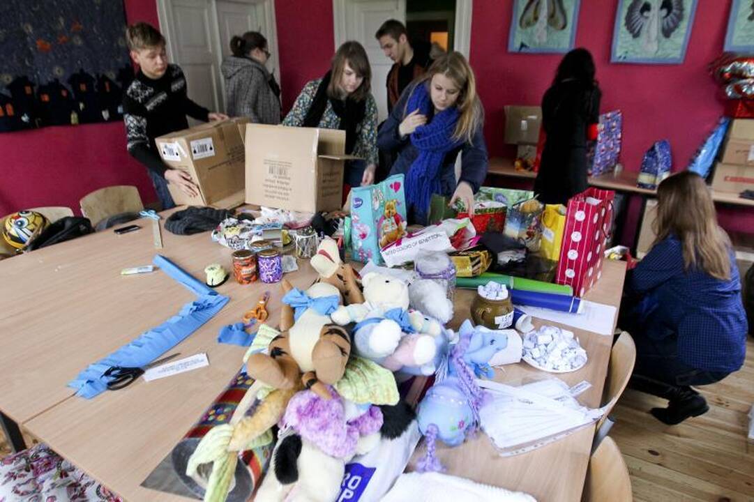 Savanoriai moksleiviai ruošia dovanėles nepasiturintiems