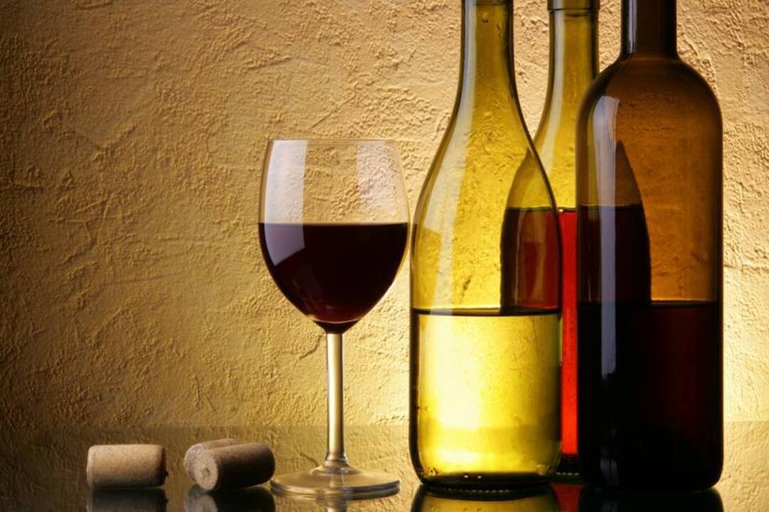 Vietoj kamščiatraukio vynui atidaryti - batas