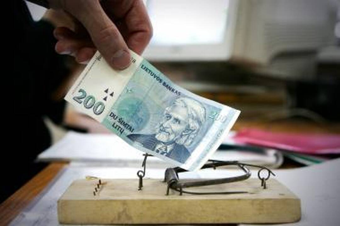 Pinigų kiekis bankuose auga, tačiau gyventojai kol kas tik taupo
