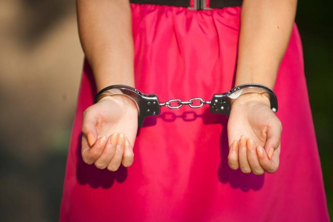 Prieš teismą stos merginą prostitucijai į užsienį išgabenę asmenys