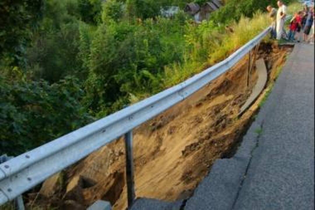Jonavos rajone įgriuvo tiltas per Šešuvos upelį (papildyta)