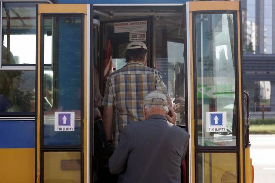 Nauja keleivių laipinimo tvarka Vilniuje prigyja sunkiai 
