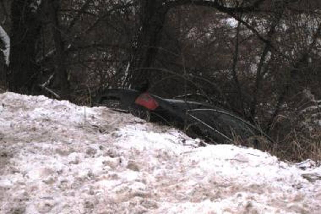 Kauno rajone nuo kelio nuslydo vilkikas ir automobilis (papildyta)