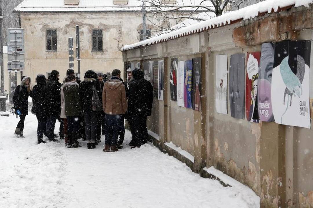 VDA studentai Sereikiškių parko tvorą papuošė 60-ia socialinių plakatų