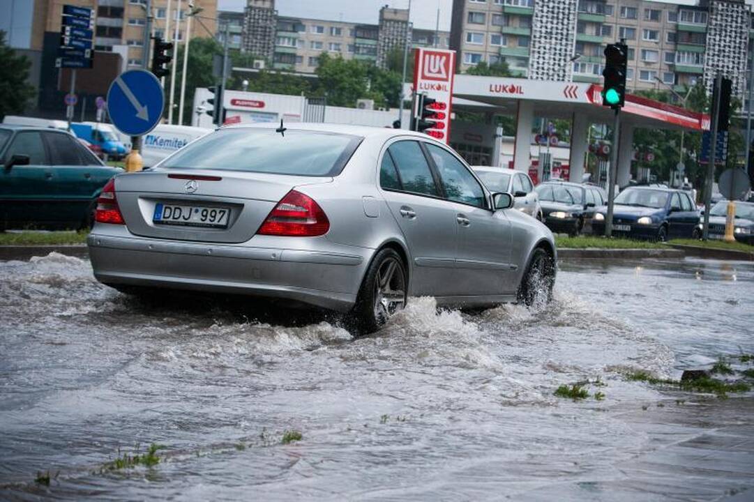 Liūties Vilniuje pasekmės: užlieti rūsiai, atsivėrusi smegduobė
