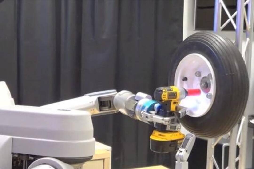 JAV pristatytas robotas, mokantis keisti ratus