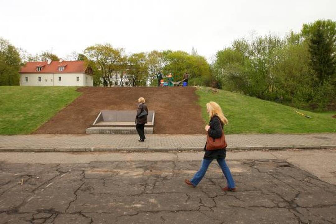 Santakos parke - kalnelis bronziniam popiežiui
