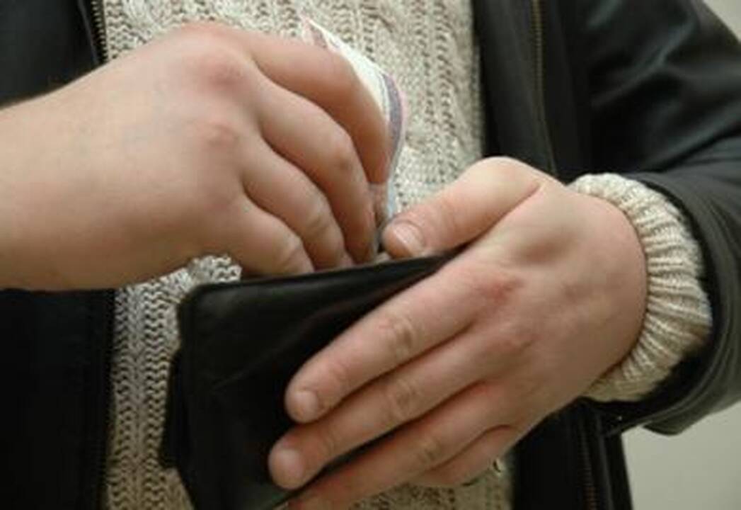 Kaukėtas plėšikas iš pensininkės pagrobė 235 litus