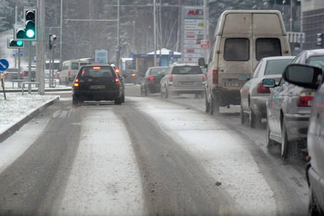 Iškritus sniegui Vilniuje padaugėjo avarijų