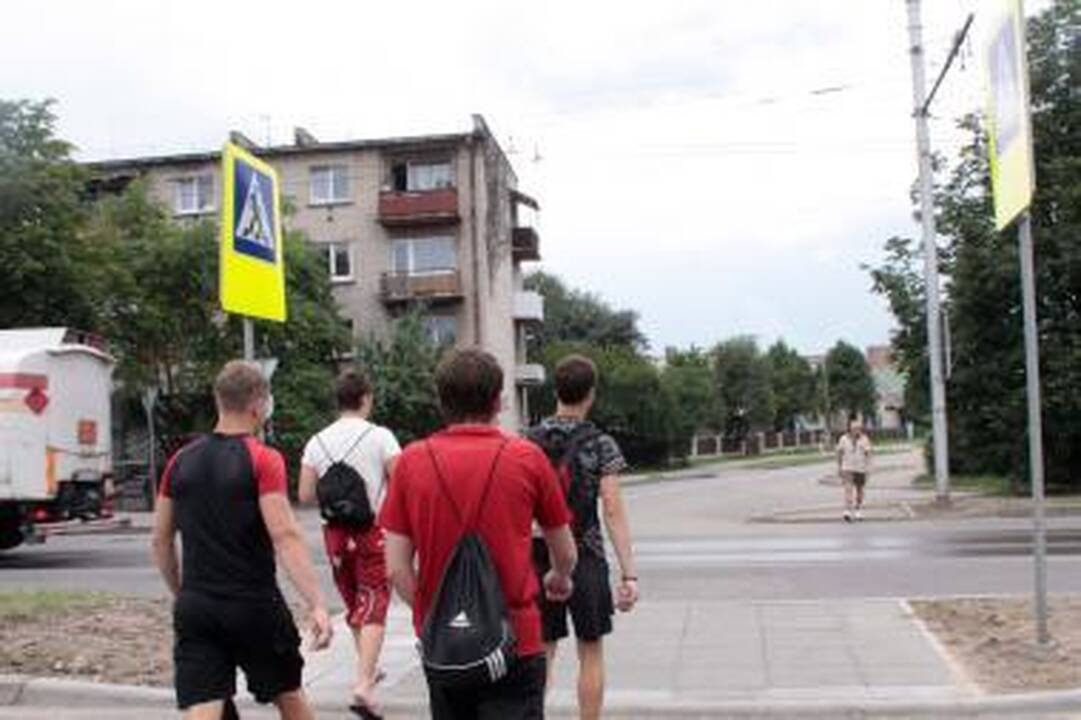 Tarnautojai K.Baršausko gatvėje pėstiesiems įrengė nesaugią perėją (papildyta)
