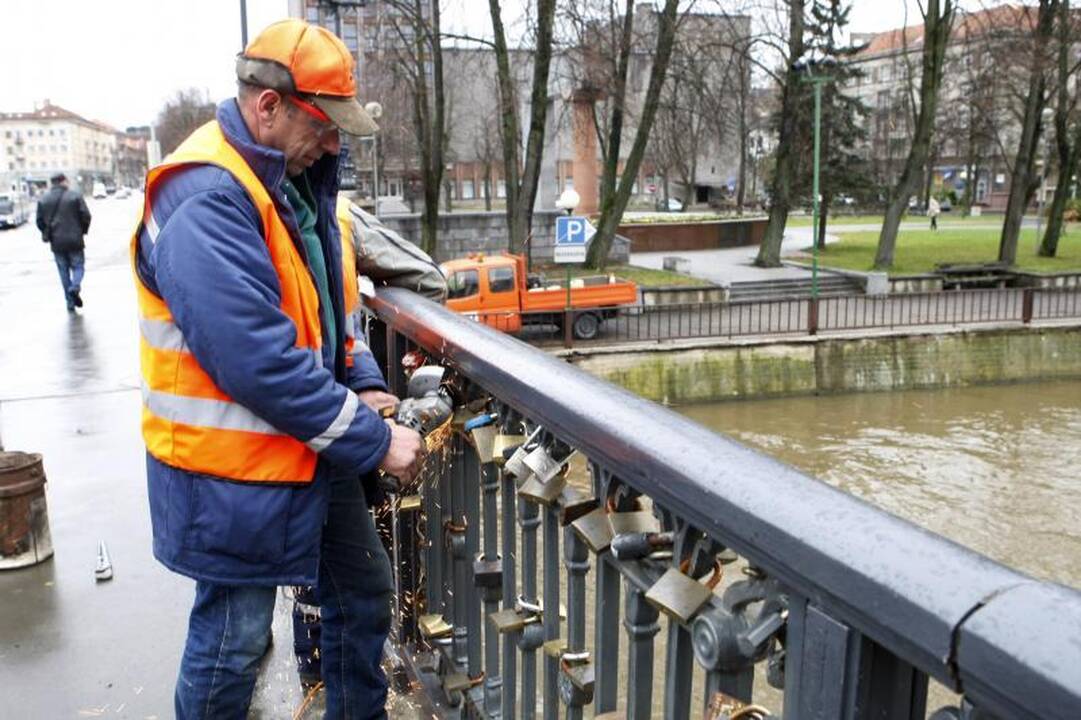 Spynas nuo Biržos tilto pjovė ir naktį  