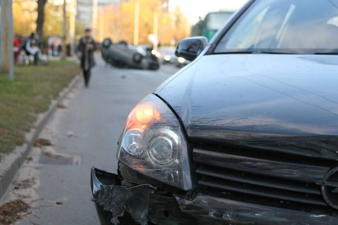 Per avariją Vilniuje apvirto moters taranuotas automobilis