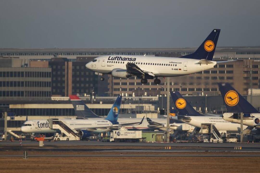 Frankfurte tęsiantis oro uosto streikui atšaukiama daugiau skrydžių
