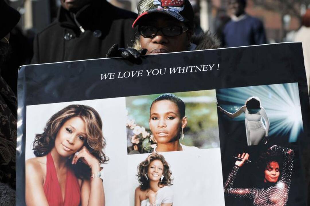 Žurnalo viršelyje išspausdinta mirusios Whitney Houston nuotrauka