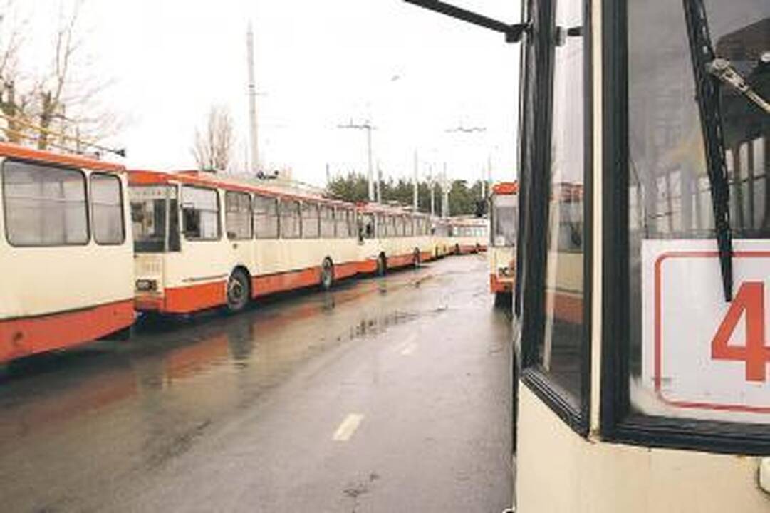 Troleibusų vairuotojams senka kantrybė
