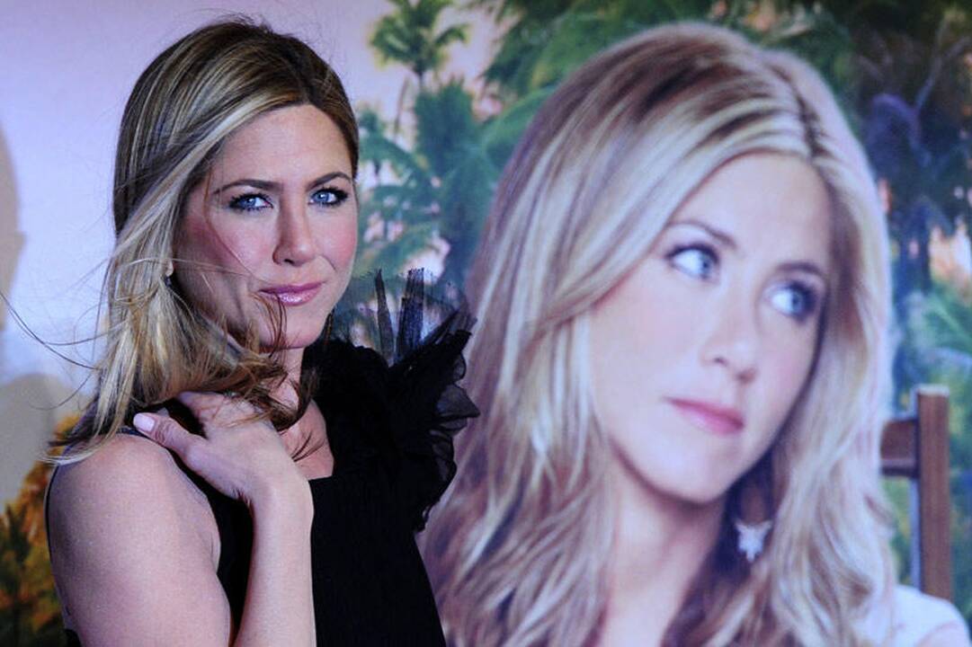 J.Aniston per prašmatnius pietus restorane pristatė tėvui savo naująjį vaikiną