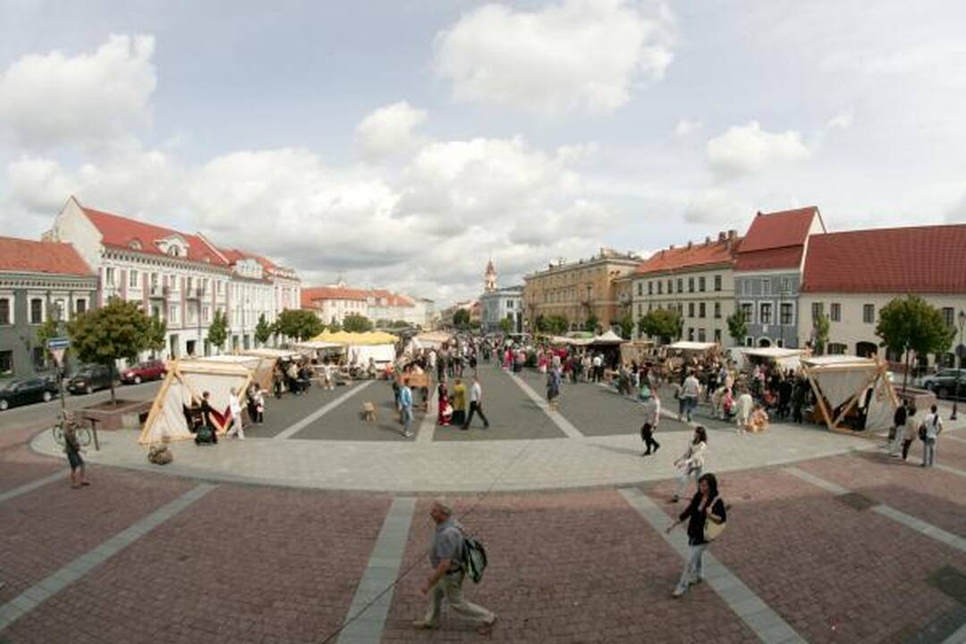 Rotušės aikštėje įsikūrė auksakaliai, puodžiai ir audėjos