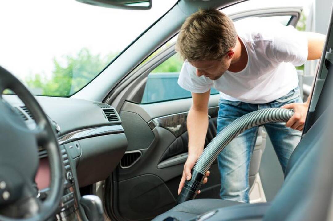 Už automobilio plovimą daugiabučių kieme – iki 2000 Lt bauda