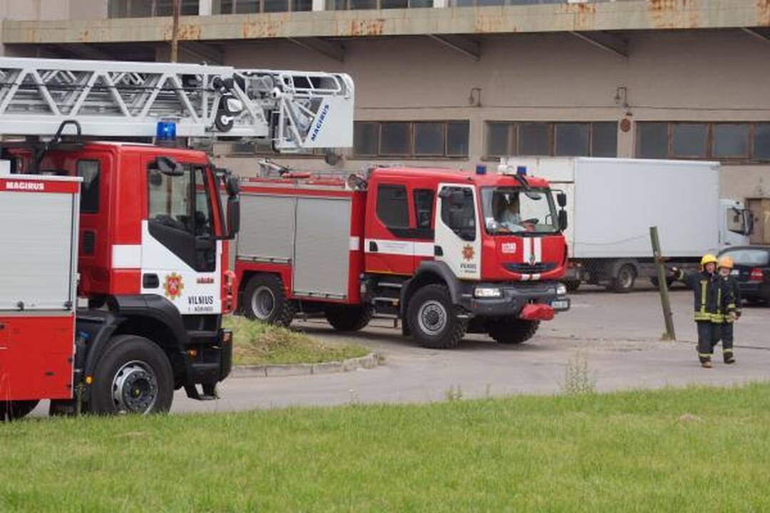 Spaudos rūmų stogą remontavę darbininkai sulaukė ugniagesių