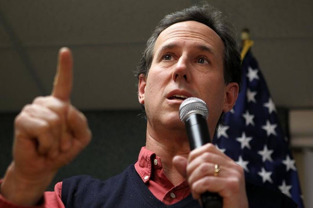 J.McCainas siūlo respublikonų kandidatu išrinkti M.Romney 