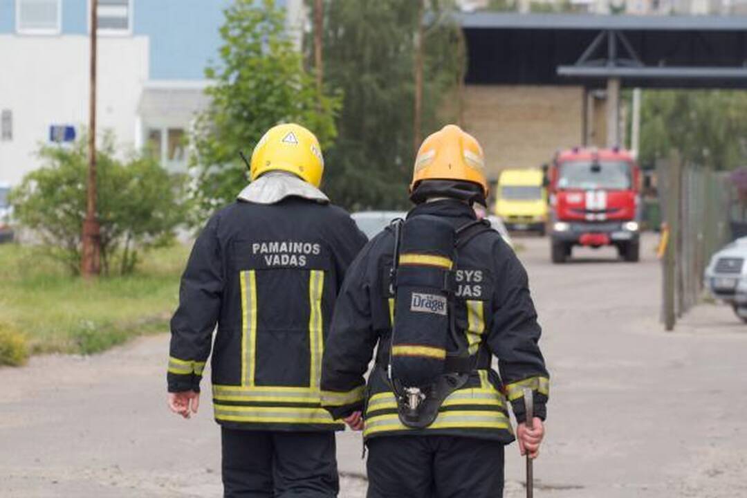 Spaudos rūmų stogą remontavę darbininkai sulaukė ugniagesių