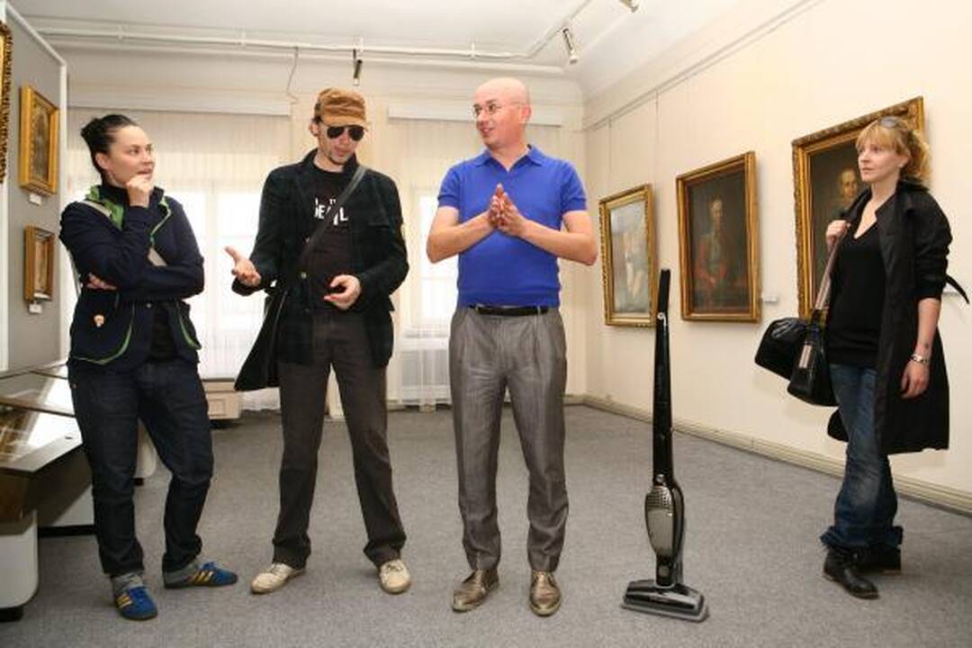 Lietuvos žvaigždės siurbė muziejaus kilimus