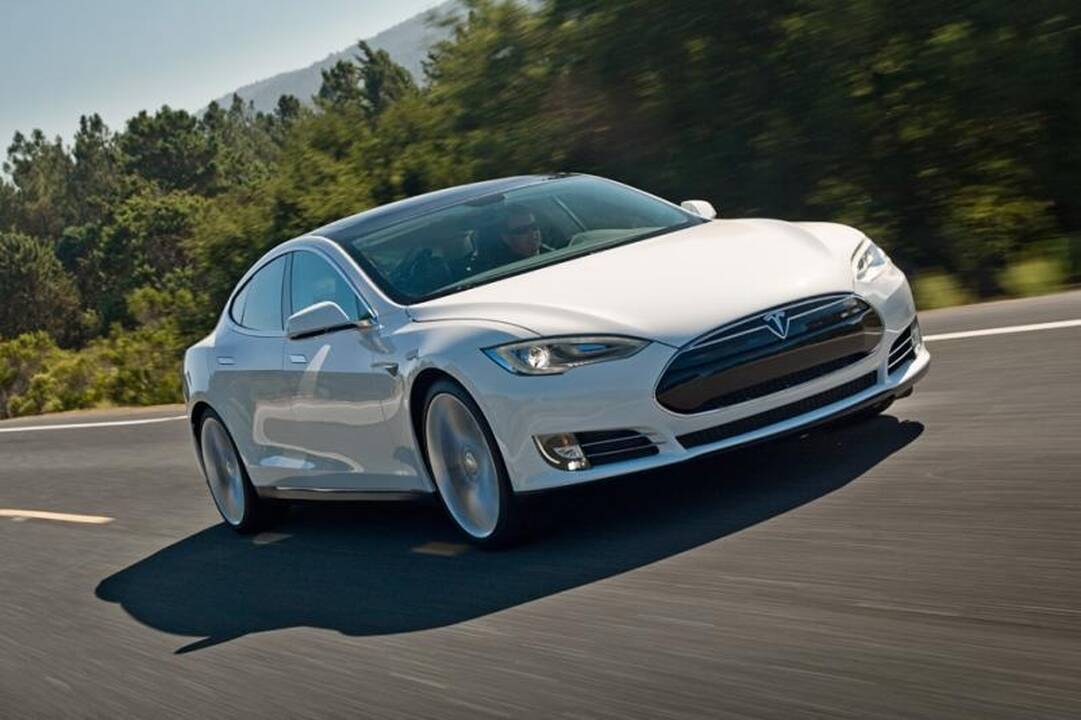 „Tesla“ atvėrė duris, kad pasipuikuotų savo nauju modeliu