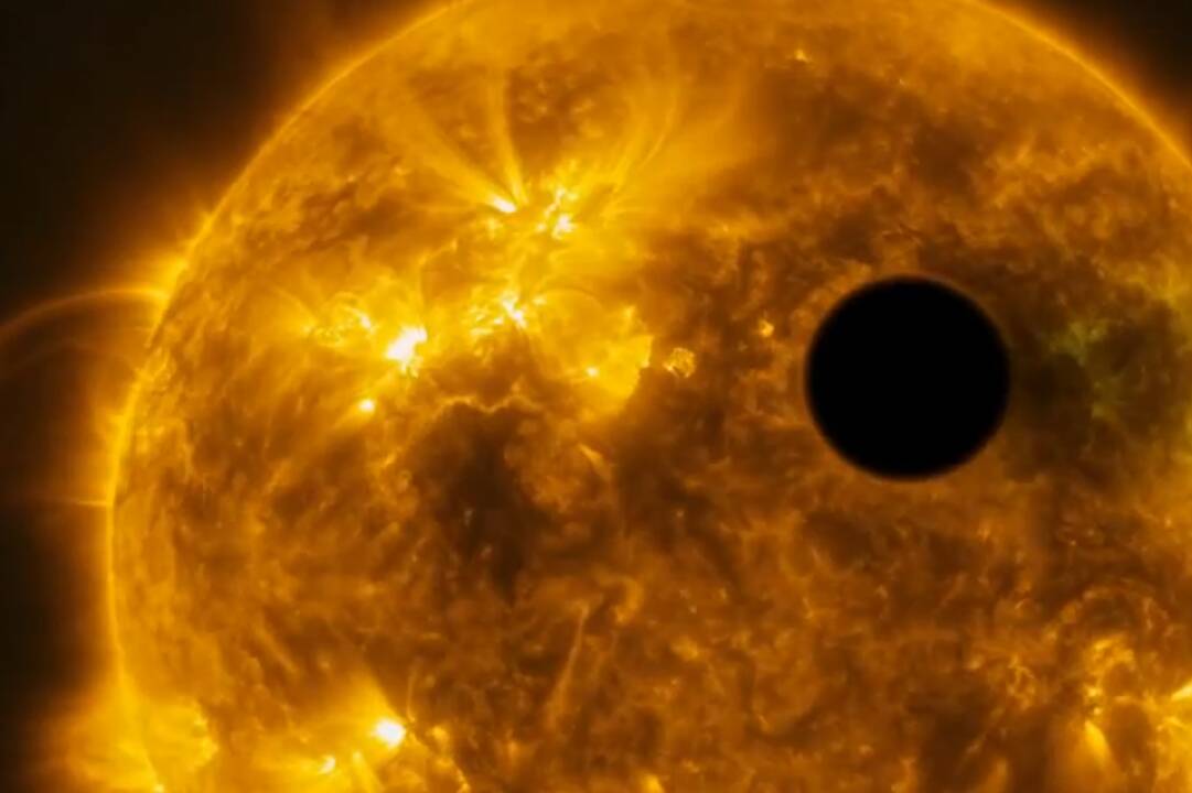 „Hubble“ užfiksavo, kaip žvaigždės žybsnis nupūtė planetos atmosferą