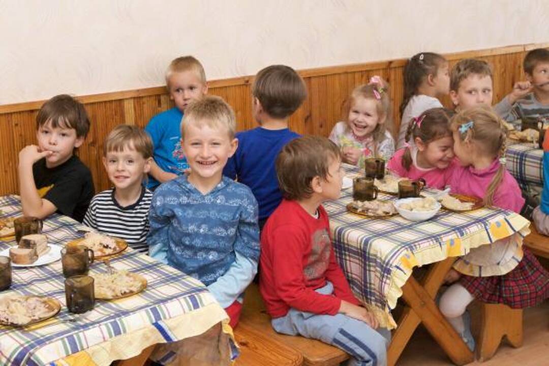 Vilniaus meras ragavo mokyklinių pietų