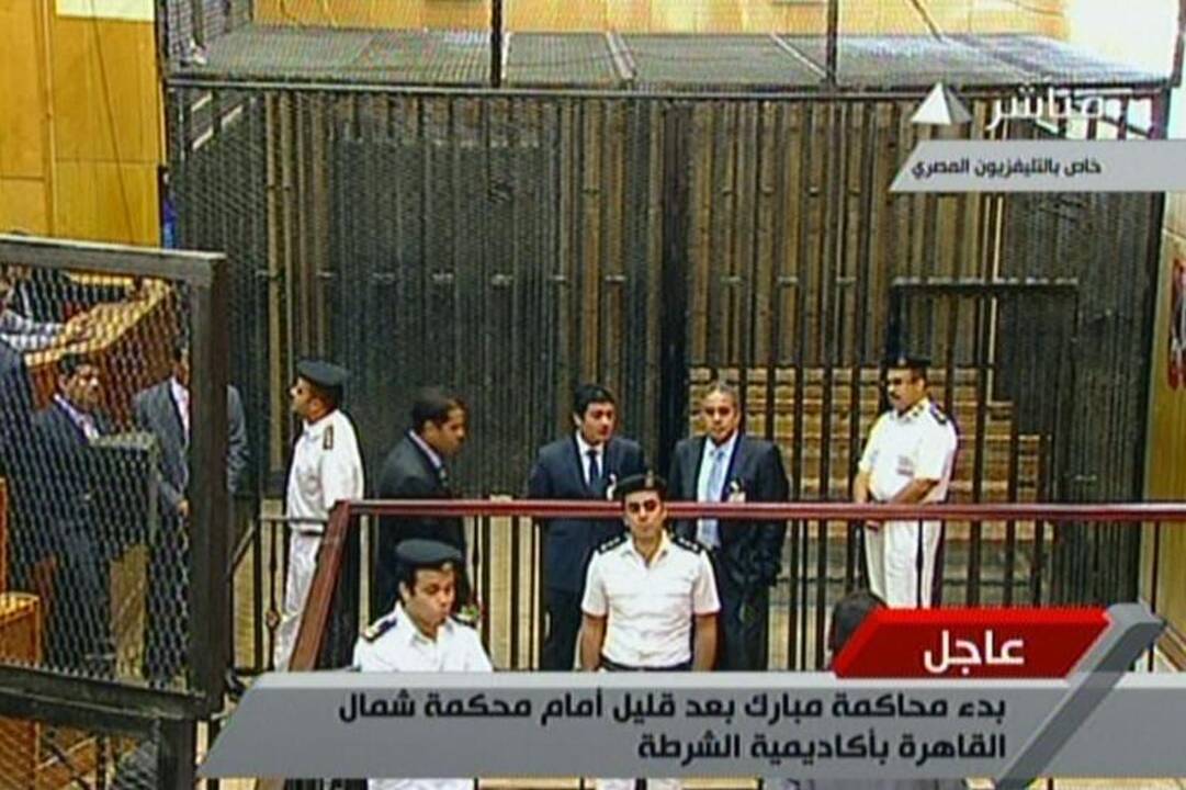Nuverstas Egipto prezidentas į teismo salę įneštas neštuvais (atnaujinta)