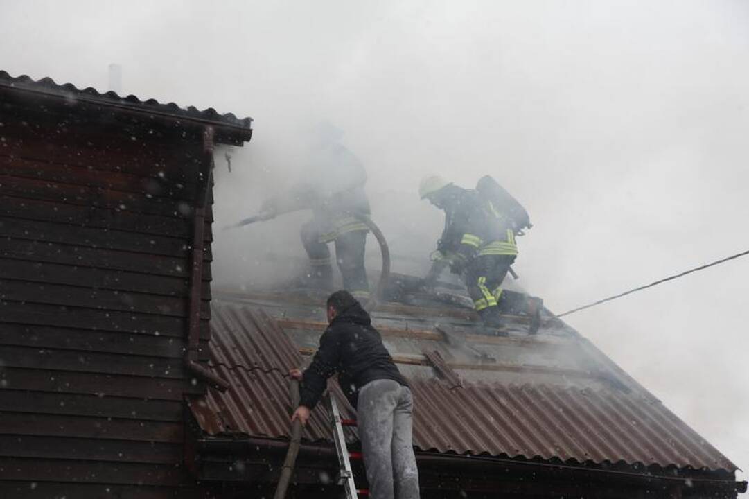 Gargžduose degė namas, išgelbėta moteris su vaiku (papildyta)