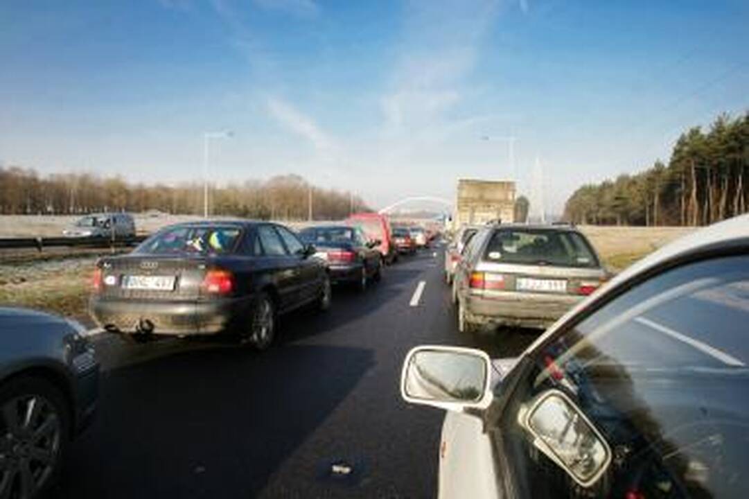 Ties Rumšiškėmis naktį nuo kelio nuvažiavo autovežis