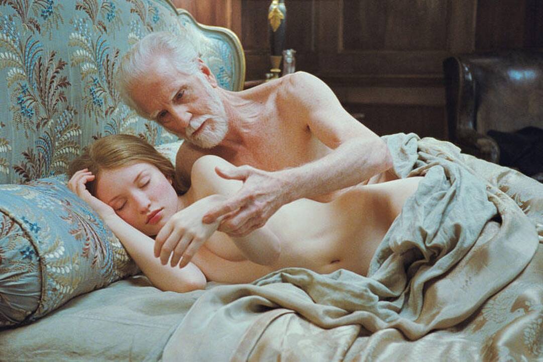 Emily Browning filme „Miegančioji gražuolė“ nusimetė drabužius