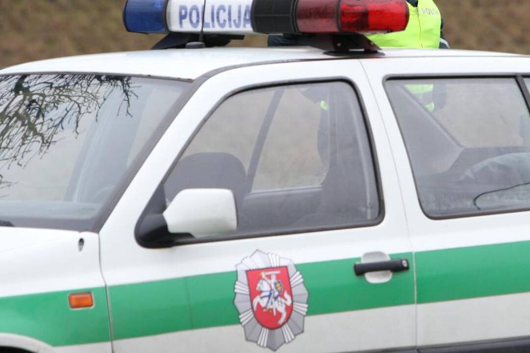 Policijos tyrėjo automobilis nepraleido dviratininkės