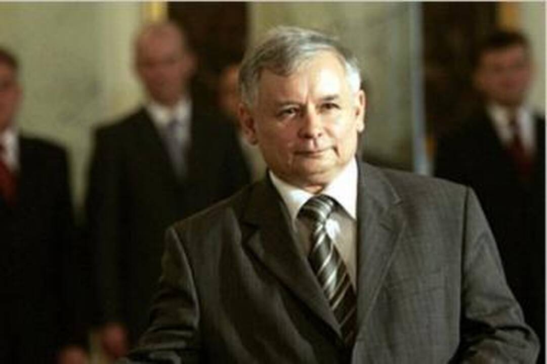 Smolensko valdžia pasirengusi perduoti Lenkijai lentelę, nuimtą nuo memorialo Kaczynskio lėktuvo katastrofos vietoje