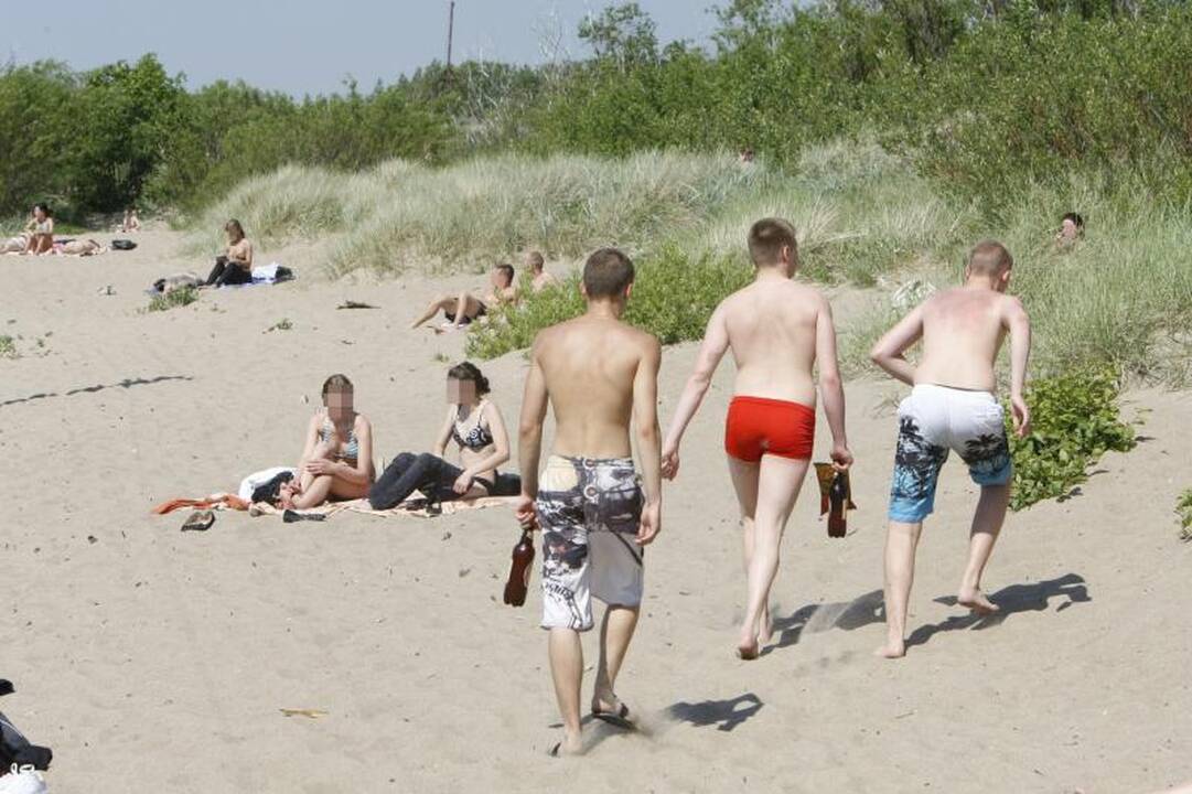 Patruliai drausmina paplūdimyje girtaujančius poilsiautojus
