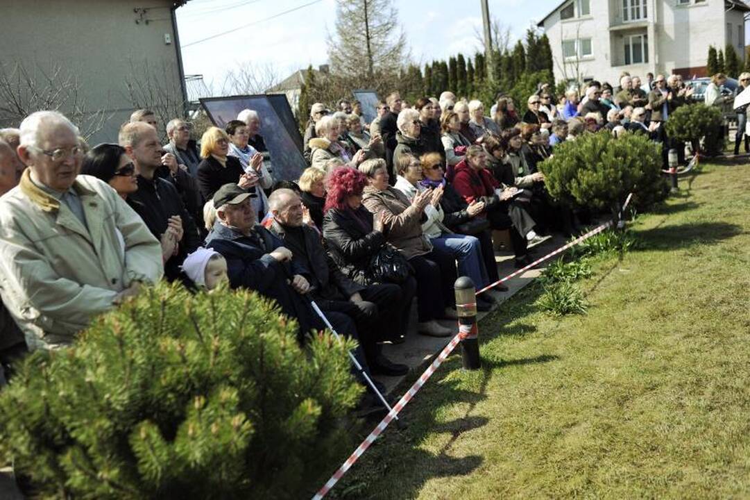 Menininkai apdovanojo Garliavos budėtojus 