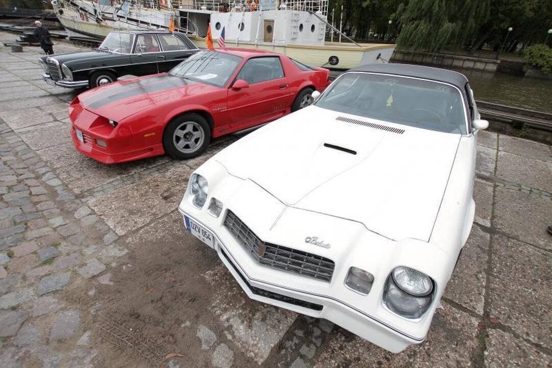 Klaipėdos senamiestyje – senovinių automobilių paradas